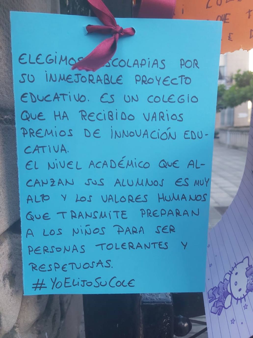 Padres de alumnos, exalumnos del colegio y defensores de la educación concertada y «de la elección de colegio» llenan la puerta del centro logroñés con escritos y dibujos