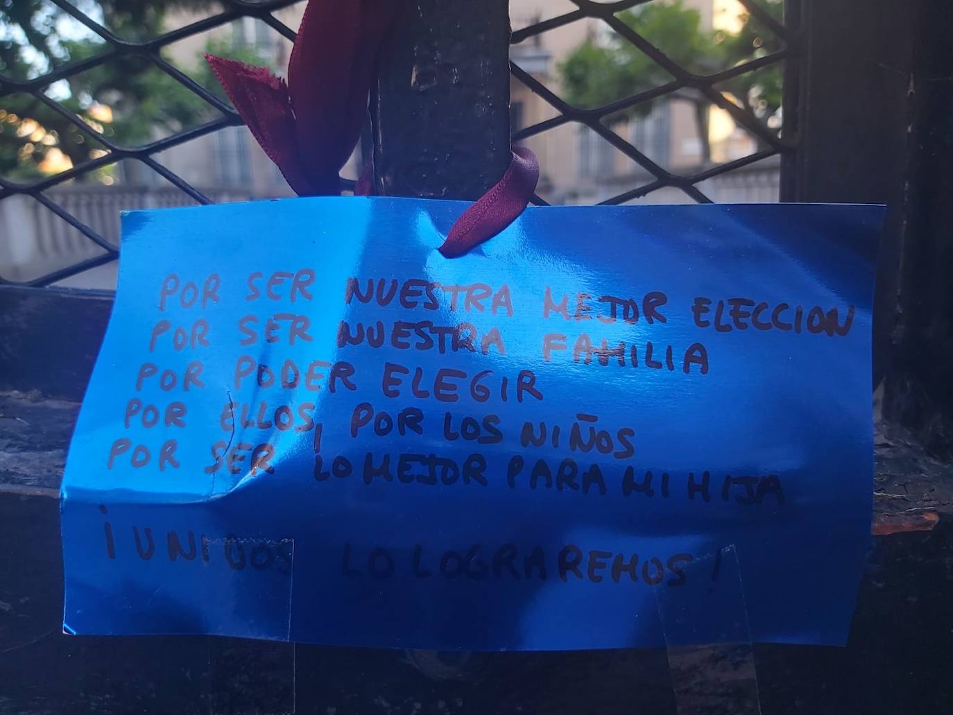 Padres de alumnos, exalumnos del colegio y defensores de la educación concertada y «de la elección de colegio» llenan la puerta del centro logroñés con escritos y dibujos