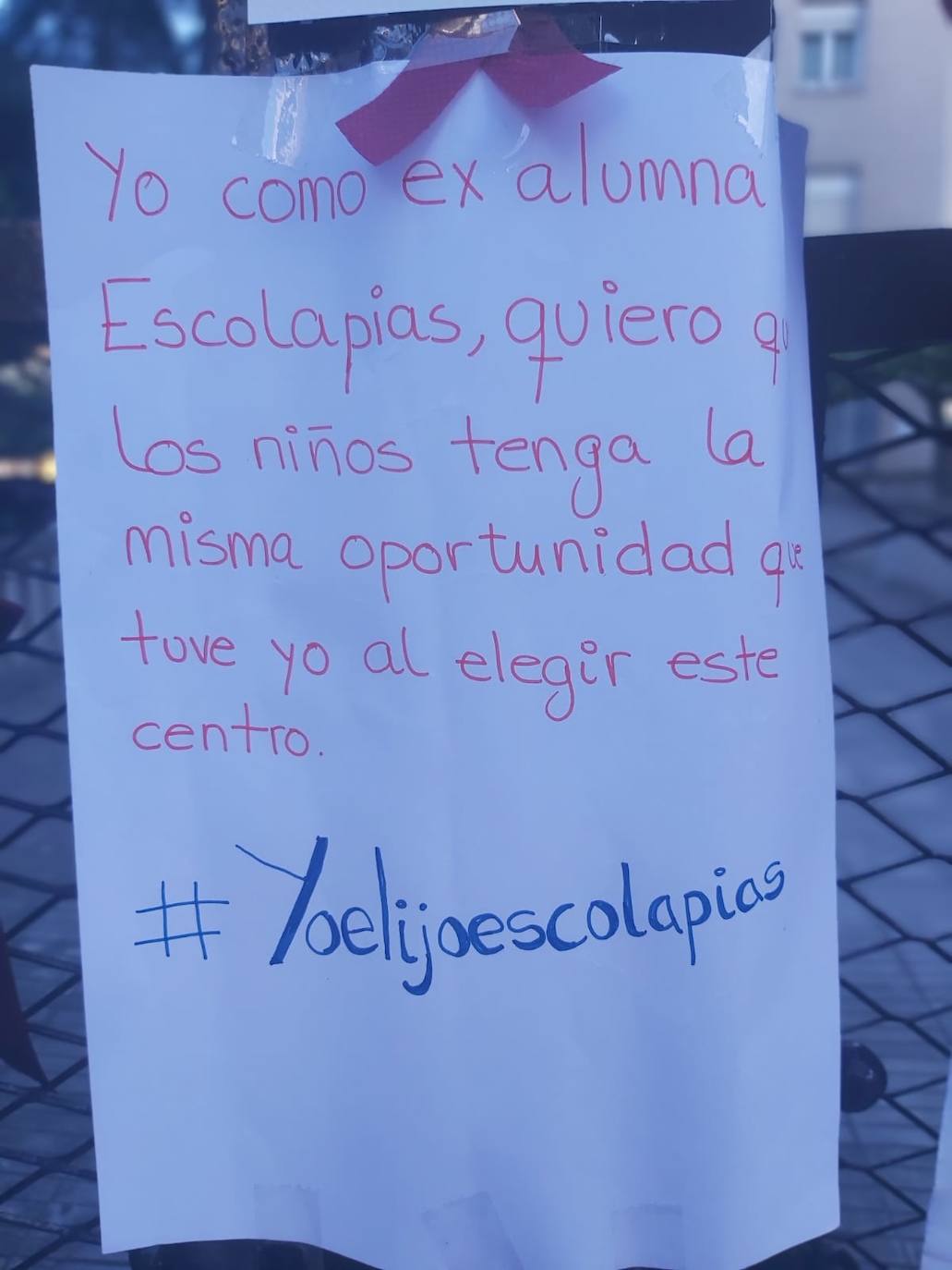 Padres de alumnos, exalumnos del colegio y defensores de la educación concertada y «de la elección de colegio» llenan la puerta del centro logroñés con escritos y dibujos