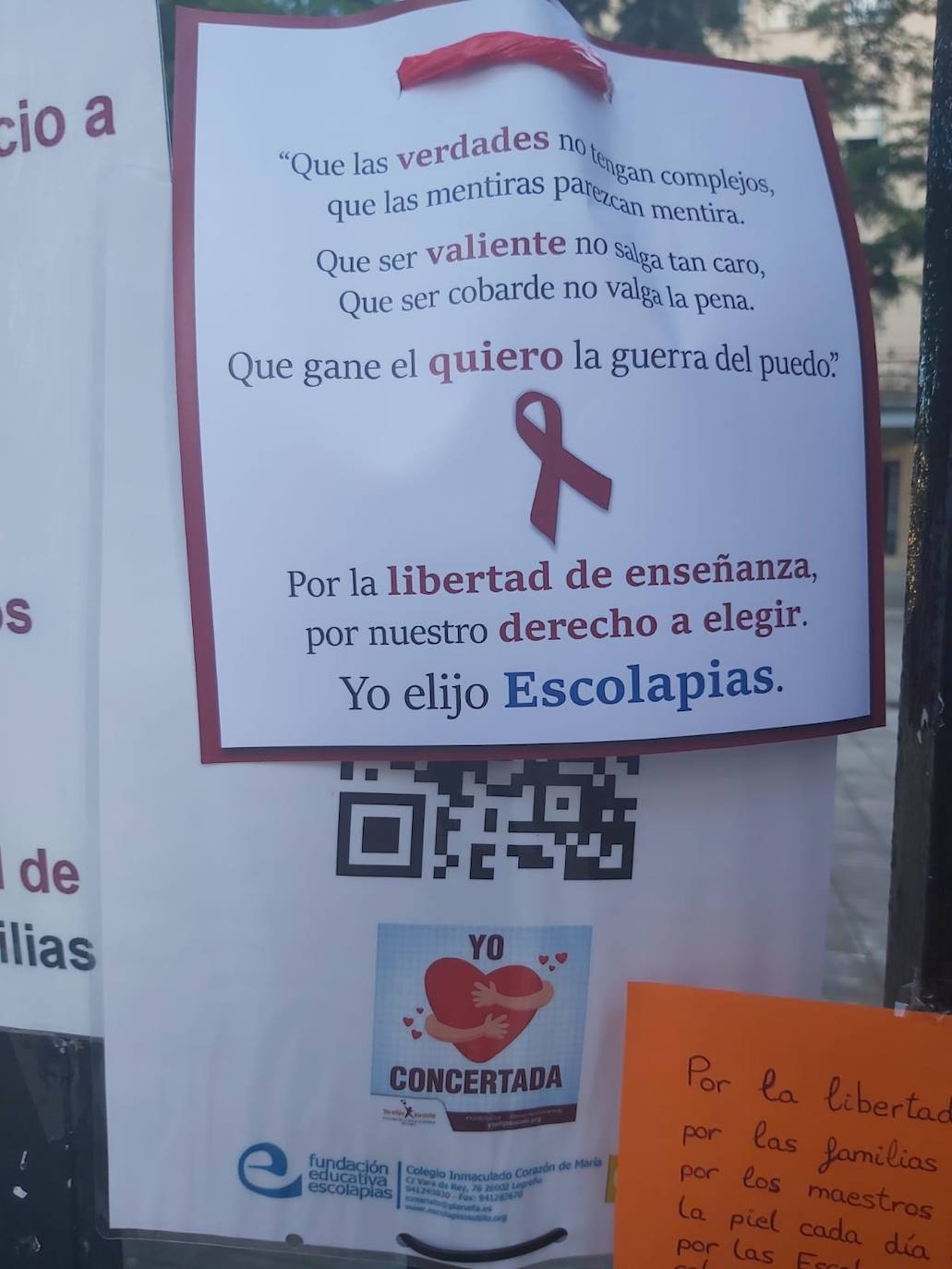 Padres de alumnos, exalumnos del colegio y defensores de la educación concertada y «de la elección de colegio» llenan la puerta del centro logroñés con escritos y dibujos