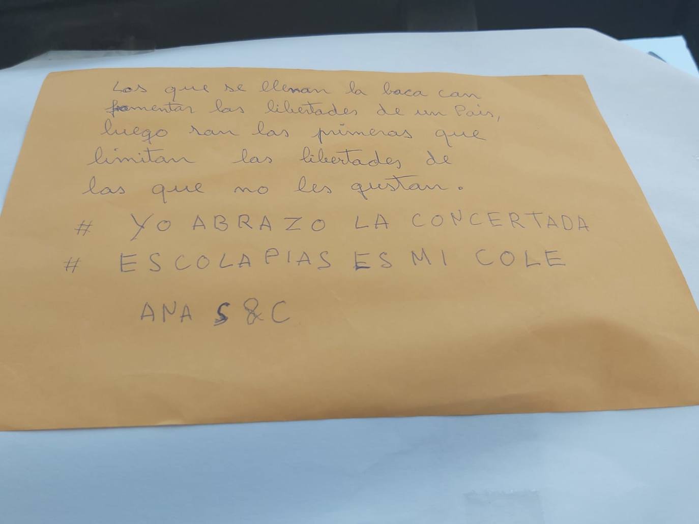 Padres de alumnos, exalumnos del colegio y defensores de la educación concertada y «de la elección de colegio» llenan la puerta del centro logroñés con escritos y dibujos