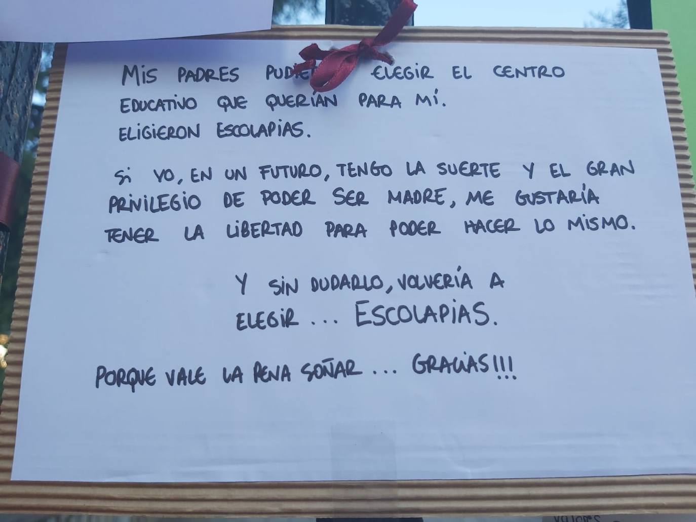 Padres de alumnos, exalumnos del colegio y defensores de la educación concertada y «de la elección de colegio» llenan la puerta del centro logroñés con escritos y dibujos