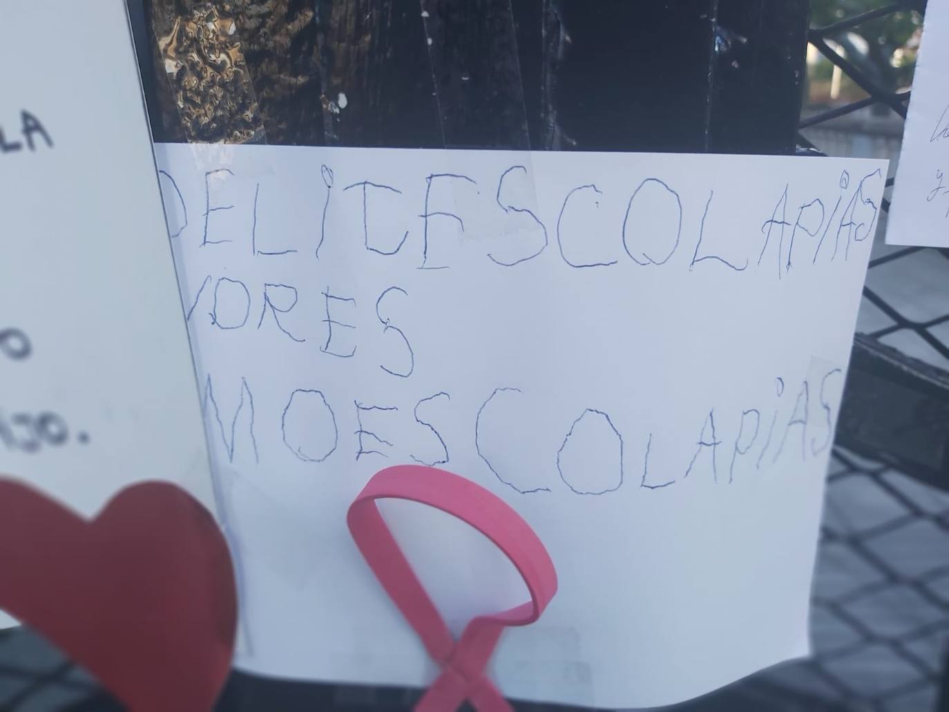 Padres de alumnos, exalumnos del colegio y defensores de la educación concertada y «de la elección de colegio» llenan la puerta del centro logroñés con escritos y dibujos