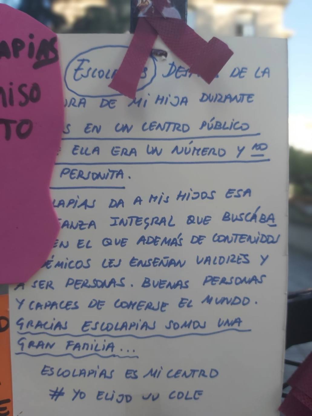 Padres de alumnos, exalumnos del colegio y defensores de la educación concertada y «de la elección de colegio» llenan la puerta del centro logroñés con escritos y dibujos