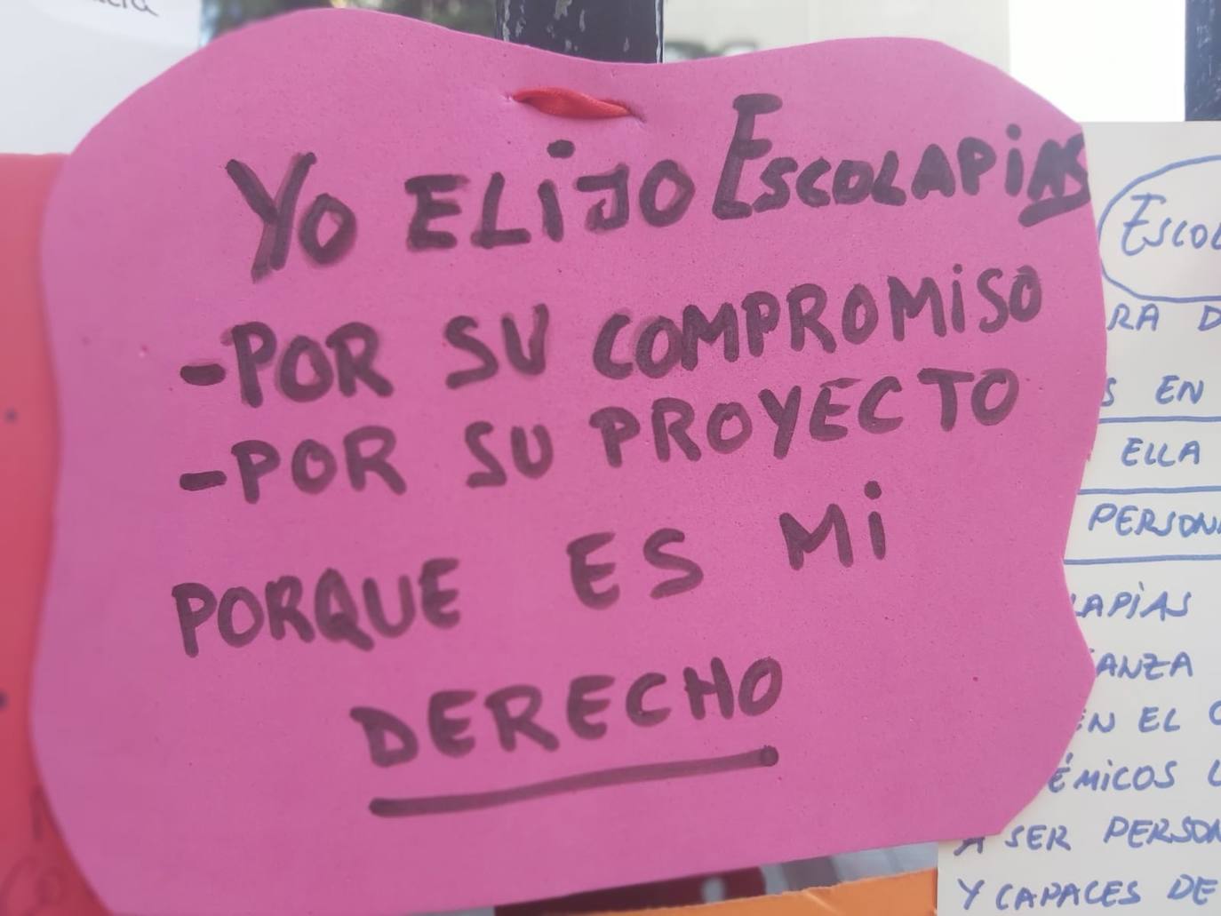 Padres de alumnos, exalumnos del colegio y defensores de la educación concertada y «de la elección de colegio» llenan la puerta del centro logroñés con escritos y dibujos