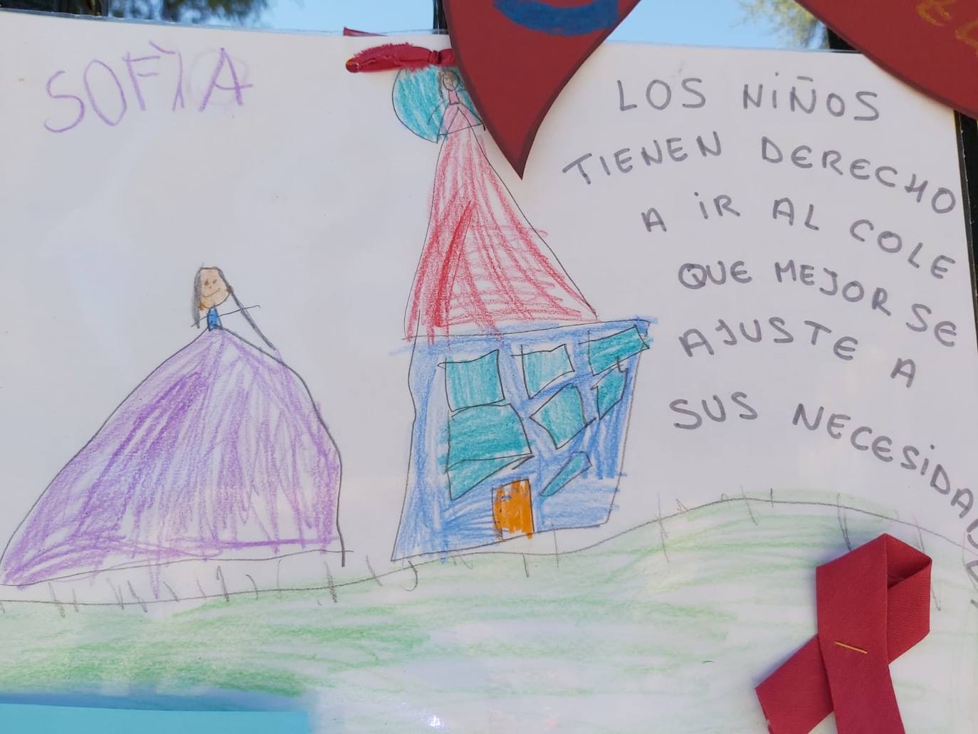 Padres de alumnos, exalumnos del colegio y defensores de la educación concertada y «de la elección de colegio» llenan la puerta del centro logroñés con escritos y dibujos