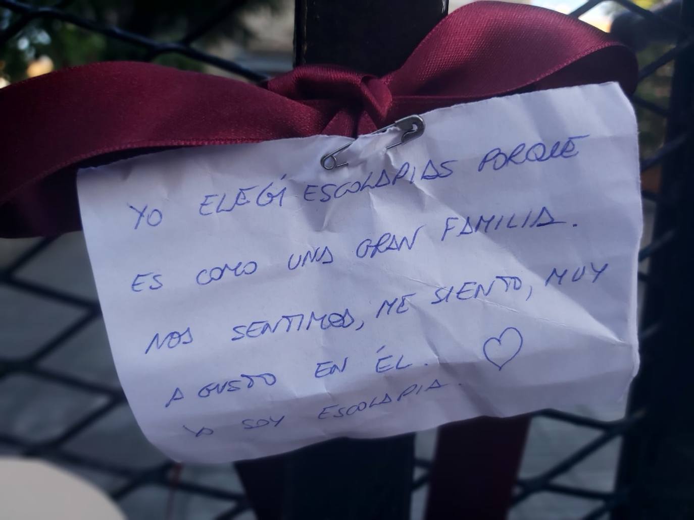 Padres de alumnos, exalumnos del colegio y defensores de la educación concertada y «de la elección de colegio» llenan la puerta del centro logroñés con escritos y dibujos