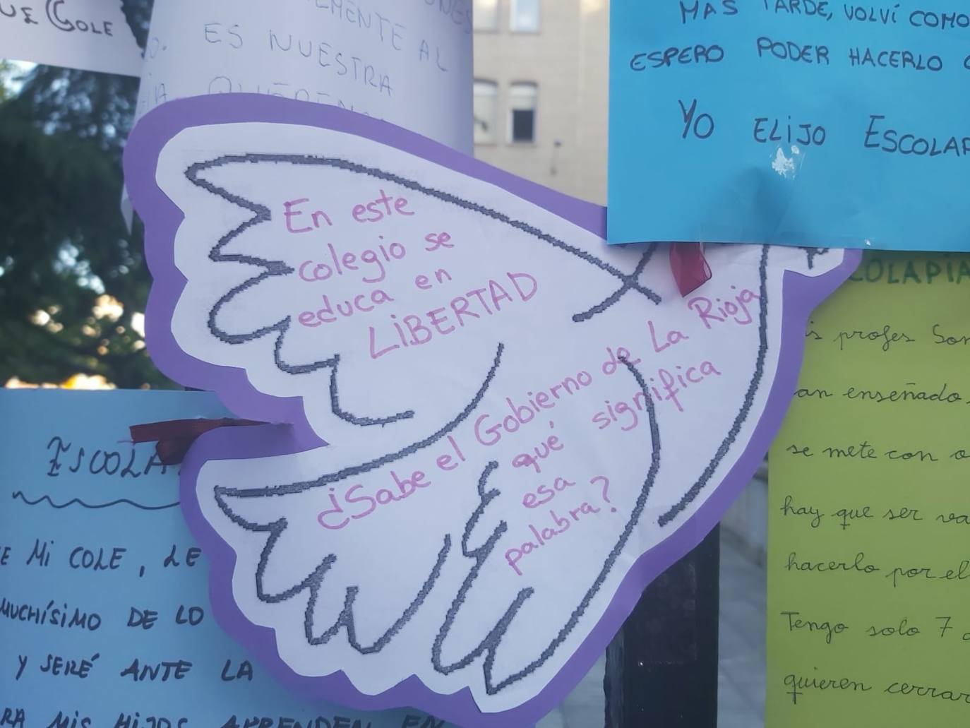 Padres de alumnos, exalumnos del colegio y defensores de la educación concertada y «de la elección de colegio» llenan la puerta del centro logroñés con escritos y dibujos