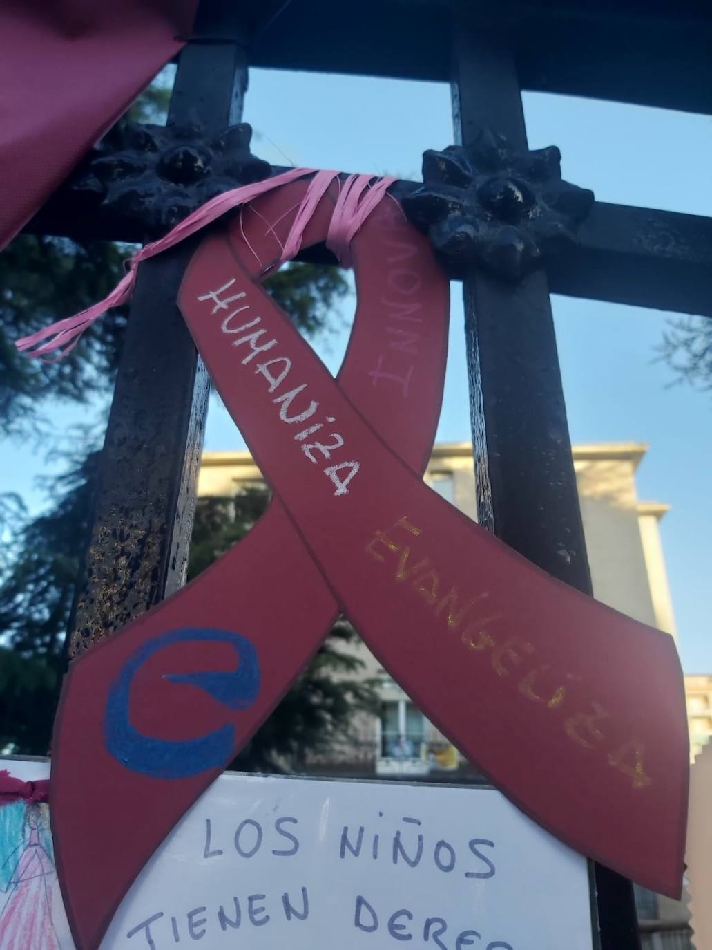 Padres de alumnos, exalumnos del colegio y defensores de la educación concertada y «de la elección de colegio» llenan la puerta del centro logroñés con escritos y dibujos