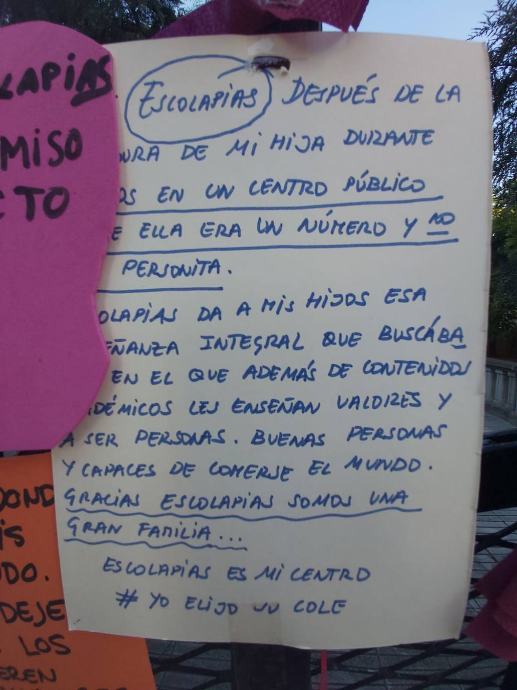 Padres de alumnos, exalumnos del colegio y defensores de la educación concertada y «de la elección de colegio» llenan la puerta del centro logroñés con escritos y dibujos