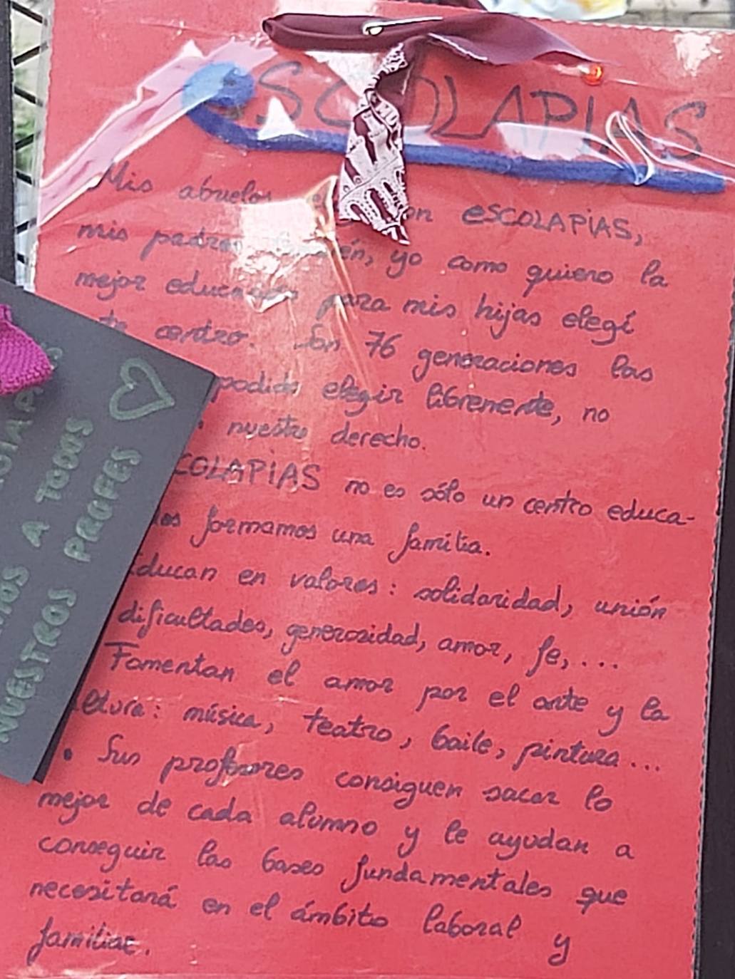 Padres de alumnos, exalumnos del colegio y defensores de la educación concertada y «de la elección de colegio» llenan la puerta del centro logroñés con escritos y dibujos