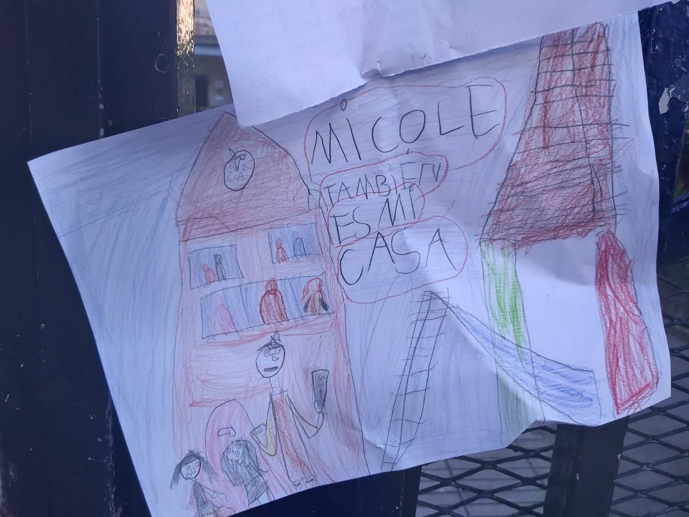 Padres de alumnos, exalumnos del colegio y defensores de la educación concertada y «de la elección de colegio» llenan la puerta del centro logroñés con escritos y dibujos