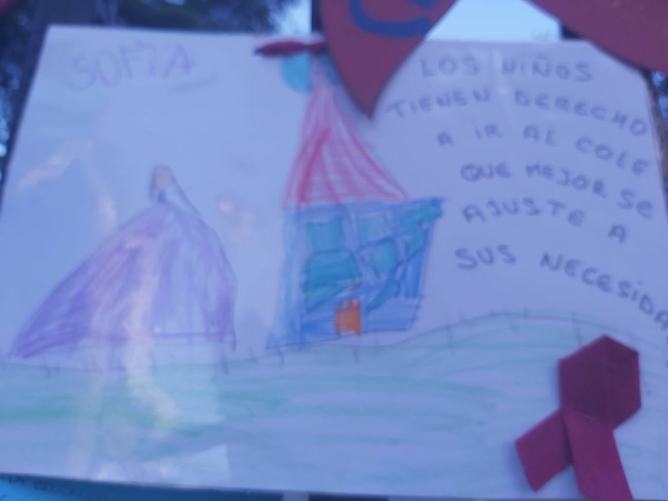 Padres de alumnos, exalumnos del colegio y defensores de la educación concertada y «de la elección de colegio» llenan la puerta del centro logroñés con escritos y dibujos