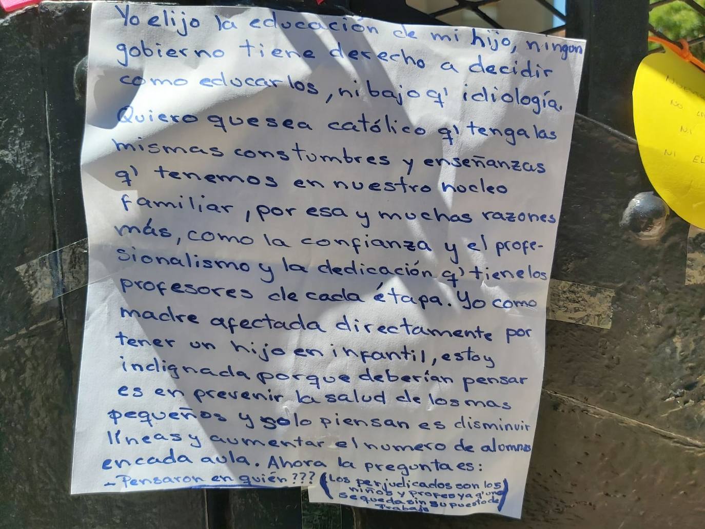 Padres de alumnos, exalumnos del colegio y defensores de la educación concertada y «de la elección de colegio» llenan la puerta del centro logroñés con escritos y dibujos