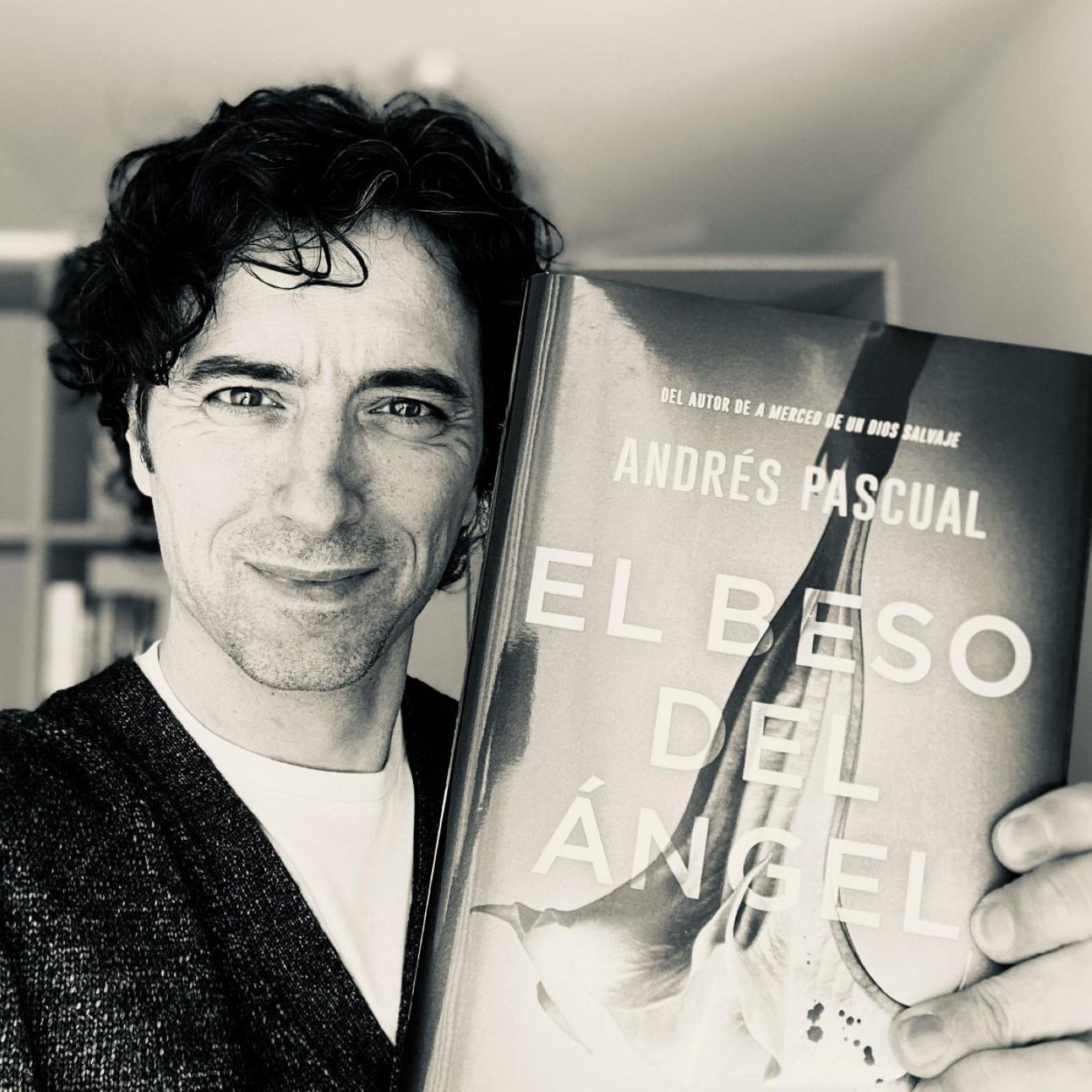 Andrés Pascual, con su libro. 