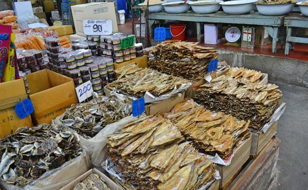 Pescados desecados expuestos para la venta en el mercado de Huanan. (Hubei, China, 6 de julio de 2019.