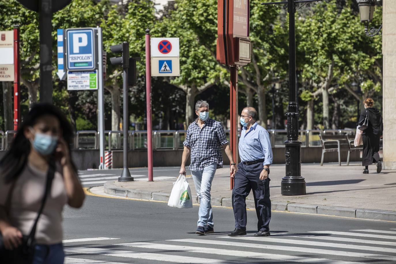 Este jueves se ha puesto en marcha la obligatoriedad del uso de mascarilla en los espacios públicos cerrados y en los lugares abiertos en los que sea imposible mantener la distancia social de dos metros. 