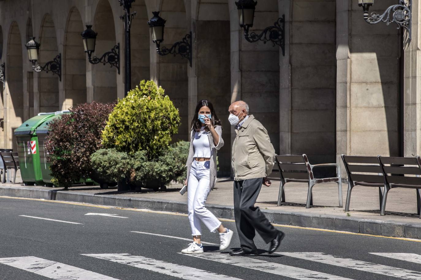 Este jueves se ha puesto en marcha la obligatoriedad del uso de mascarilla en los espacios públicos cerrados y en los lugares abiertos en los que sea imposible mantener la distancia social de dos metros. 