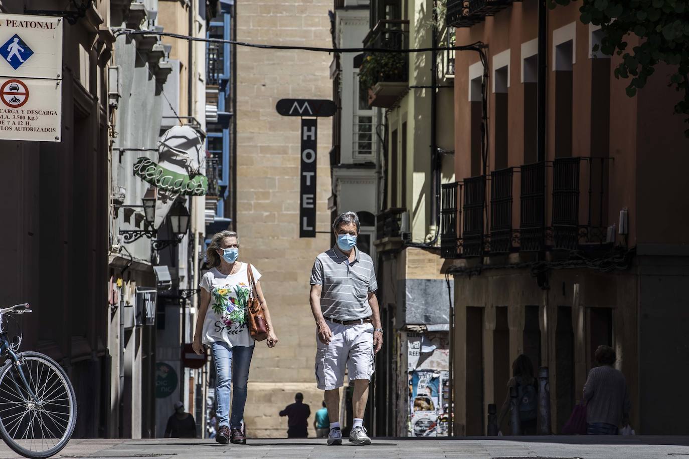 Este jueves se ha puesto en marcha la obligatoriedad del uso de mascarilla en los espacios públicos cerrados y en los lugares abiertos en los que sea imposible mantener la distancia social de dos metros. 