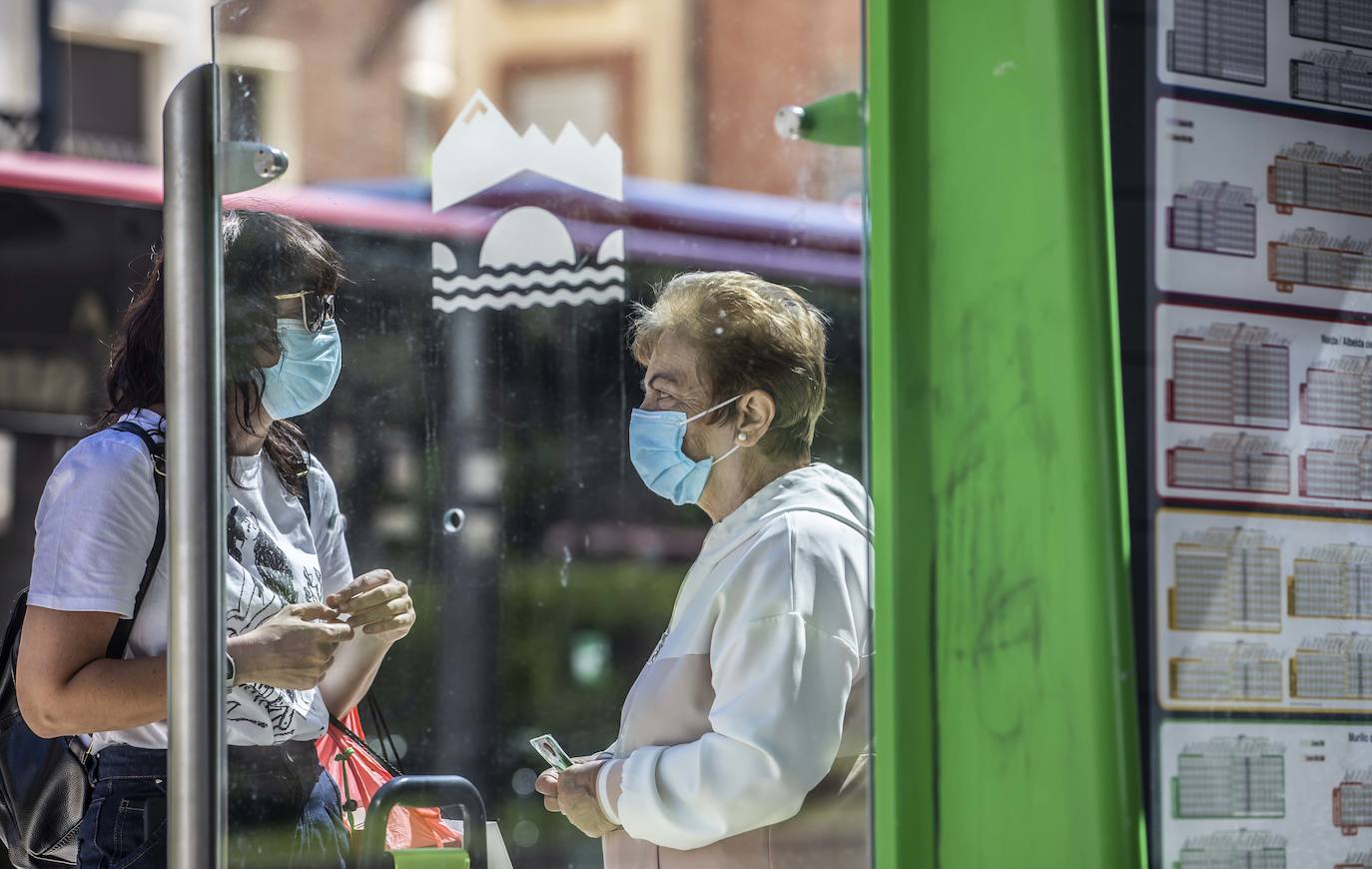 Este jueves se ha puesto en marcha la obligatoriedad del uso de mascarilla en los espacios públicos cerrados y en los lugares abiertos en los que sea imposible mantener la distancia social de dos metros. 