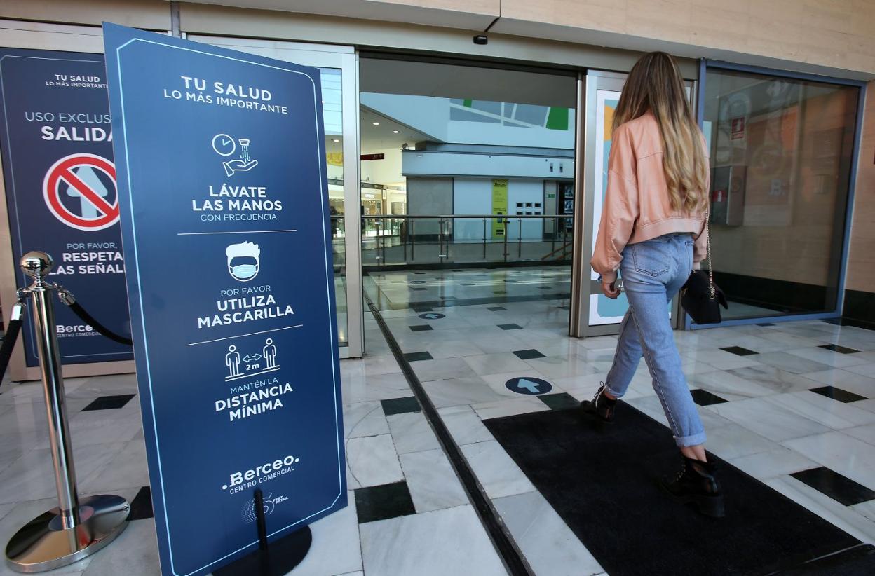 Una joven pasa por una alfombra de desinfección de calzado para acceder ayer al Berceo. 