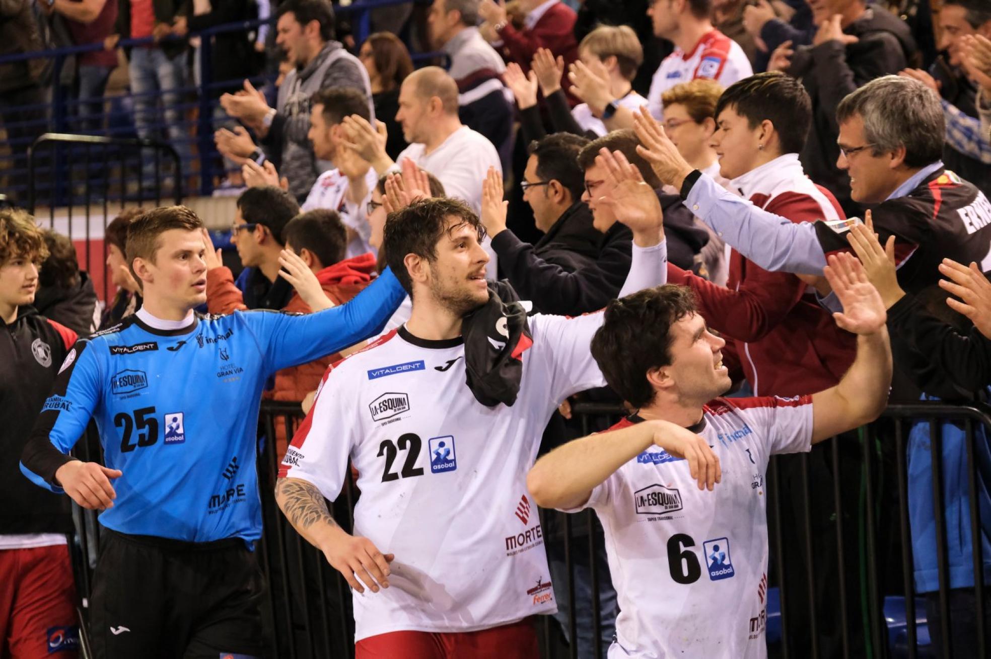 Sergey Hernández, que no seguirá, Moreira y Balenciaga saludan a la afición. 