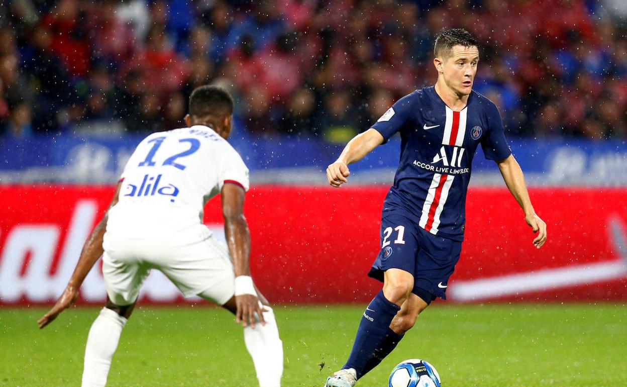 Thiago Mendes, ante Ander Herrera en un Lyon-PSG. 