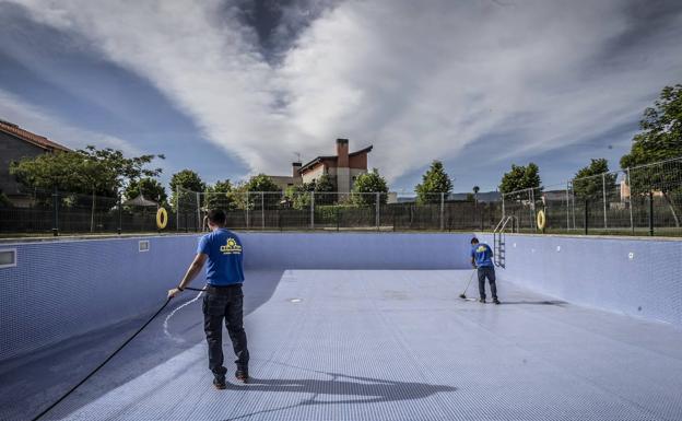 Operarios de la empresa Remarsa preparan una piscina en Navarrete