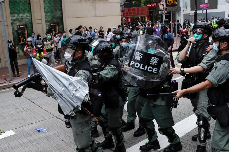 La tensión acumulada durante los últimos días en Hong Kong sobre la nueva ley de seguridad impuesta desde China se ha traducido en una multitudinaria protesta y una carga policial en la zona de Causeway Bay