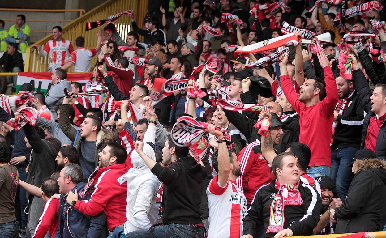 La afición celebra uno de los goles de la UDL.