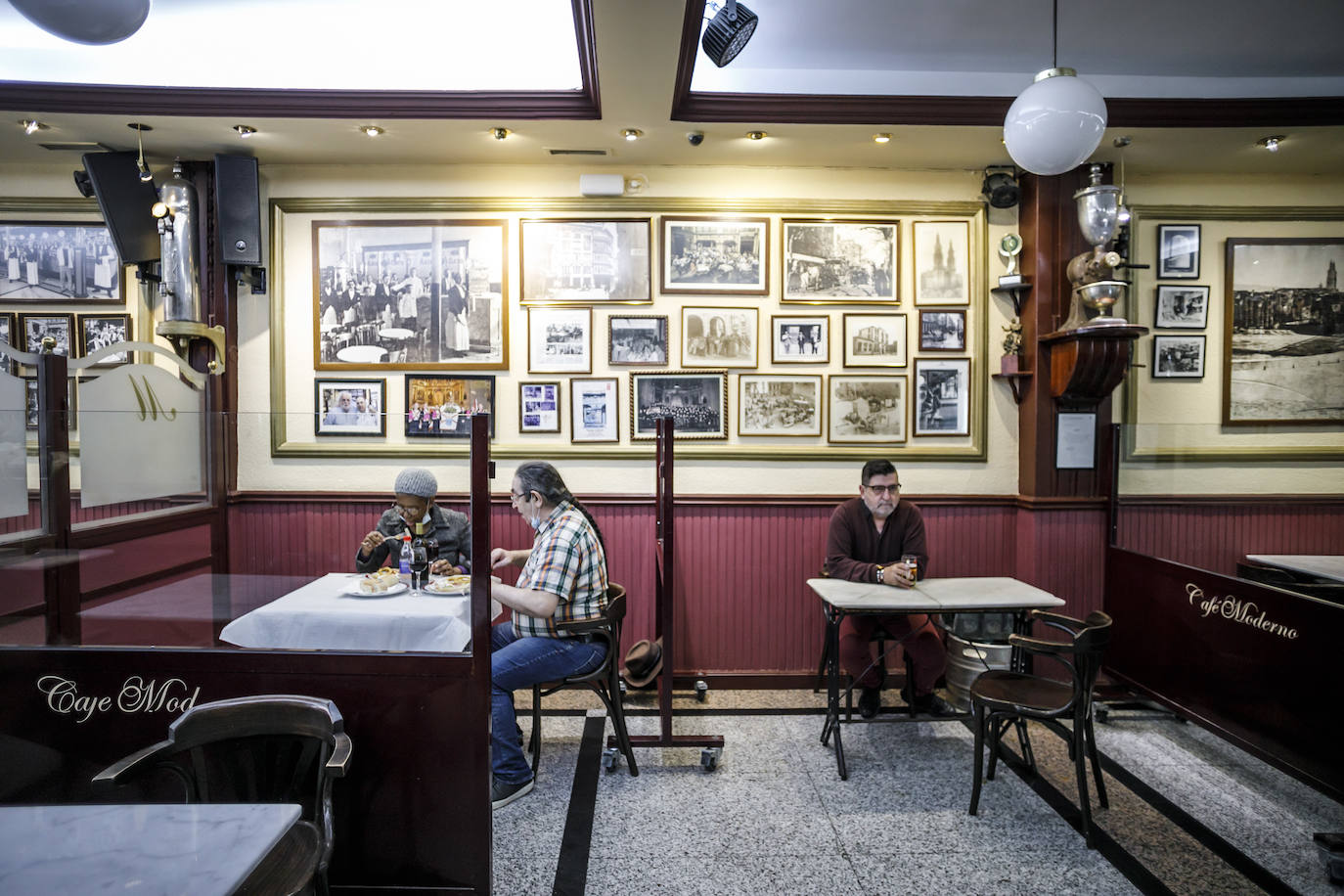 La Rioja ha entrado este lunes en fase 2 y Logroño ha vivido más movimiento en sus bares, bibliotecas, restaurantes y centros comerciales.