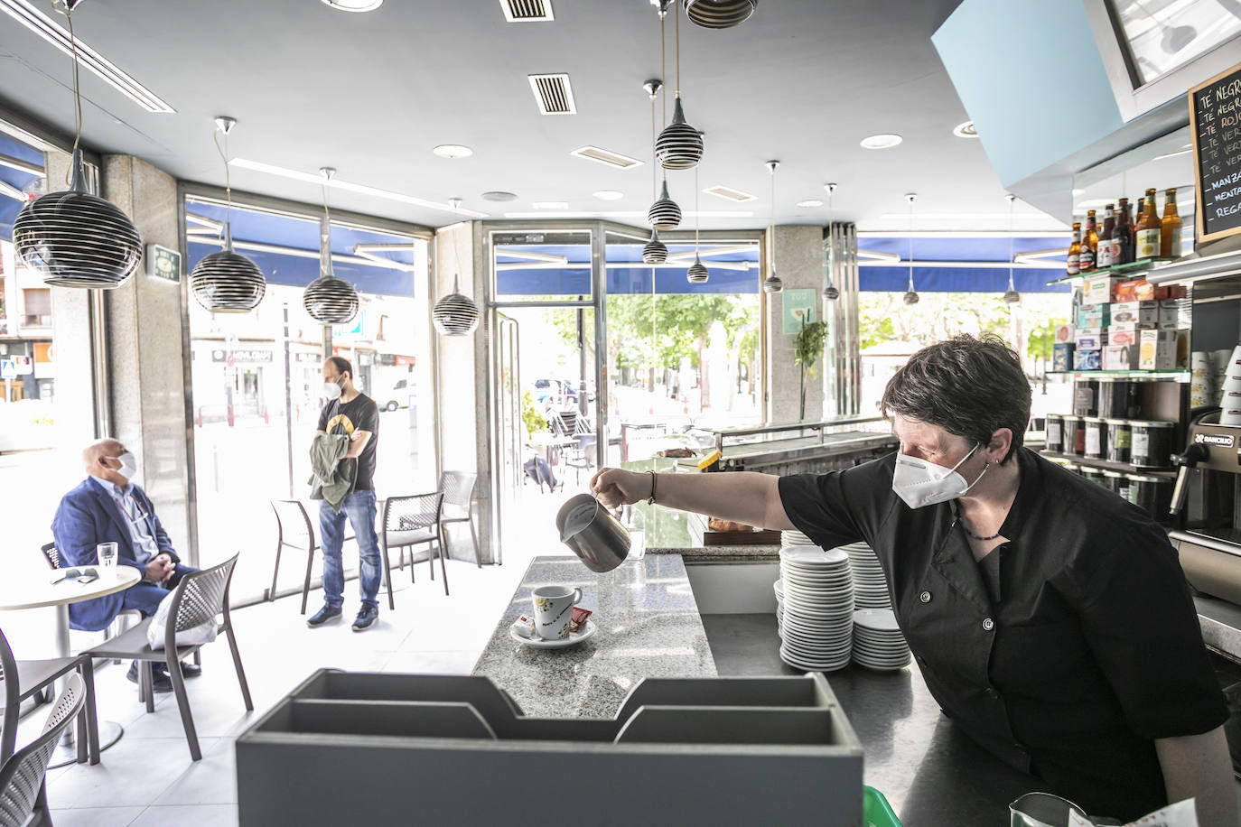 La Rioja ha entrado este lunes en fase 2 y Logroño ha vivido más movimiento en sus bares, bibliotecas, restaurantes y centros comerciales.