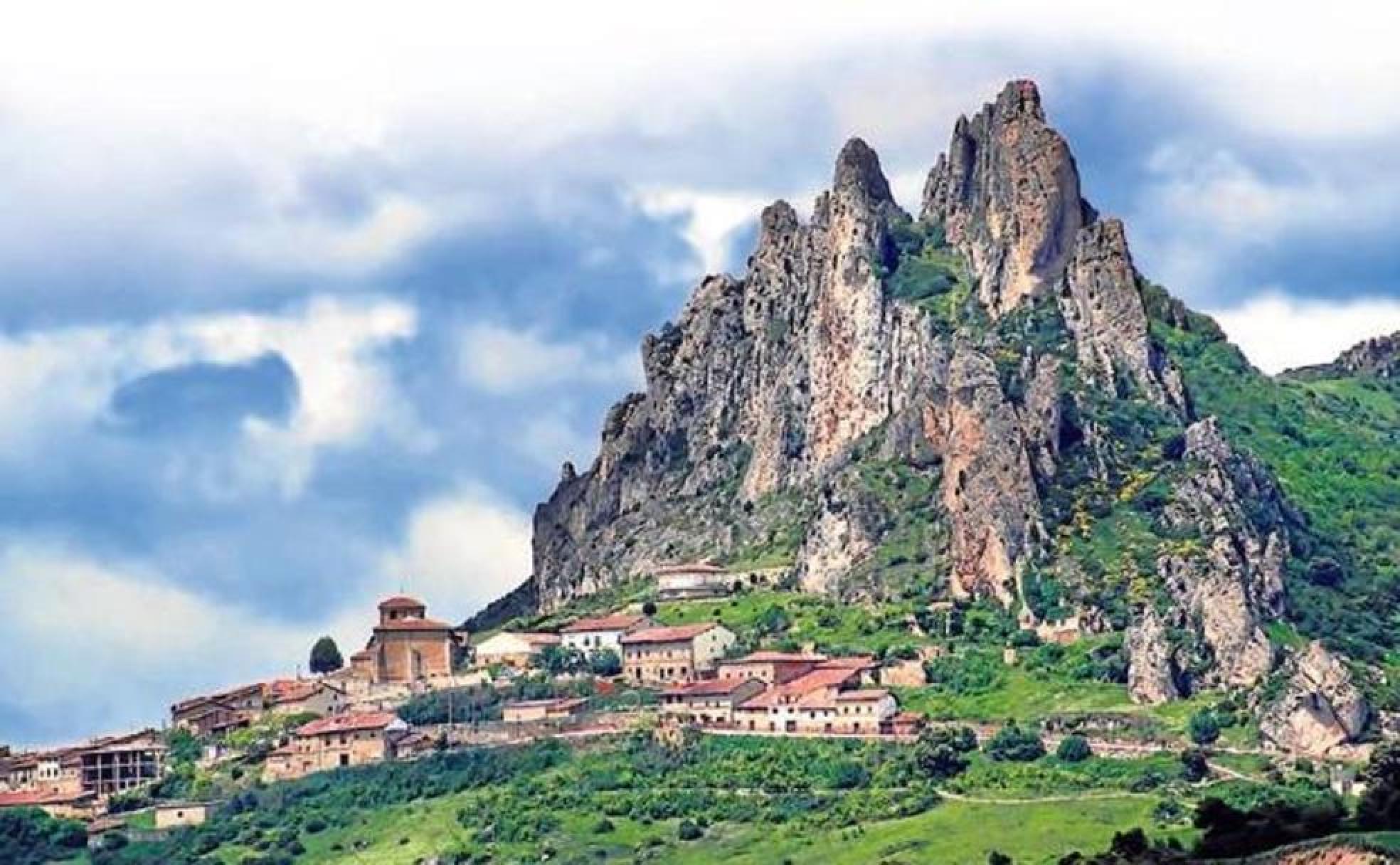 Las escarpadas peñas protegen Cellorigo.