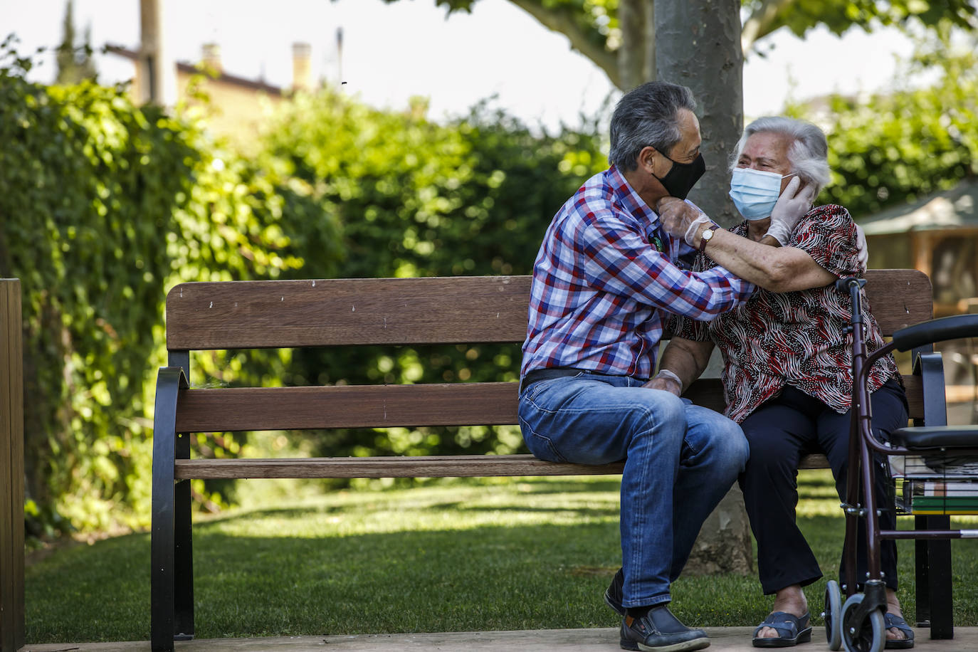 Ya sin videoconferencias, los abuelos volvieron a reunirse con sus familias y olvidaron por unos momentos la pesadilla vivida durante el confinamiento 