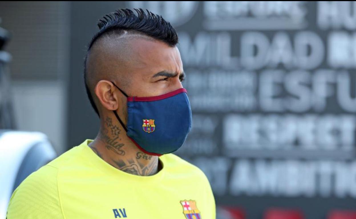 El chileno Arturo Vidal se entrena con mascarilla. 