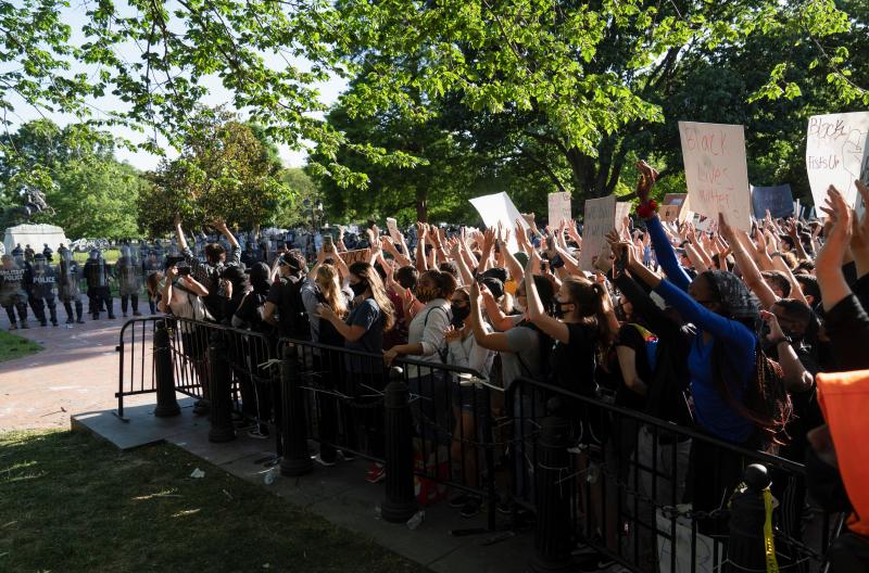 Varias personas protestan delante de la Casa Blanca.