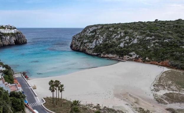 La playa de Cala en Porter en Menorca, vacía.