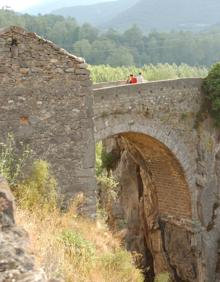 Imagen secundaria 2 - Monasterio de Yuso (arriba) (M.H), Monasterio de Valvanera (abajo a la izquierda) (J.R.), Puente de Cuevas, en Anguiano (a la derecha) (E.D.R.).