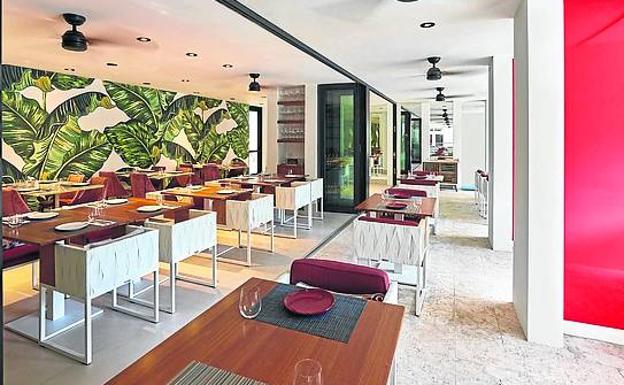 El restaurante del hotel, de espacios abiertos, abundante luz y guiños a la vegetación del lugar. i