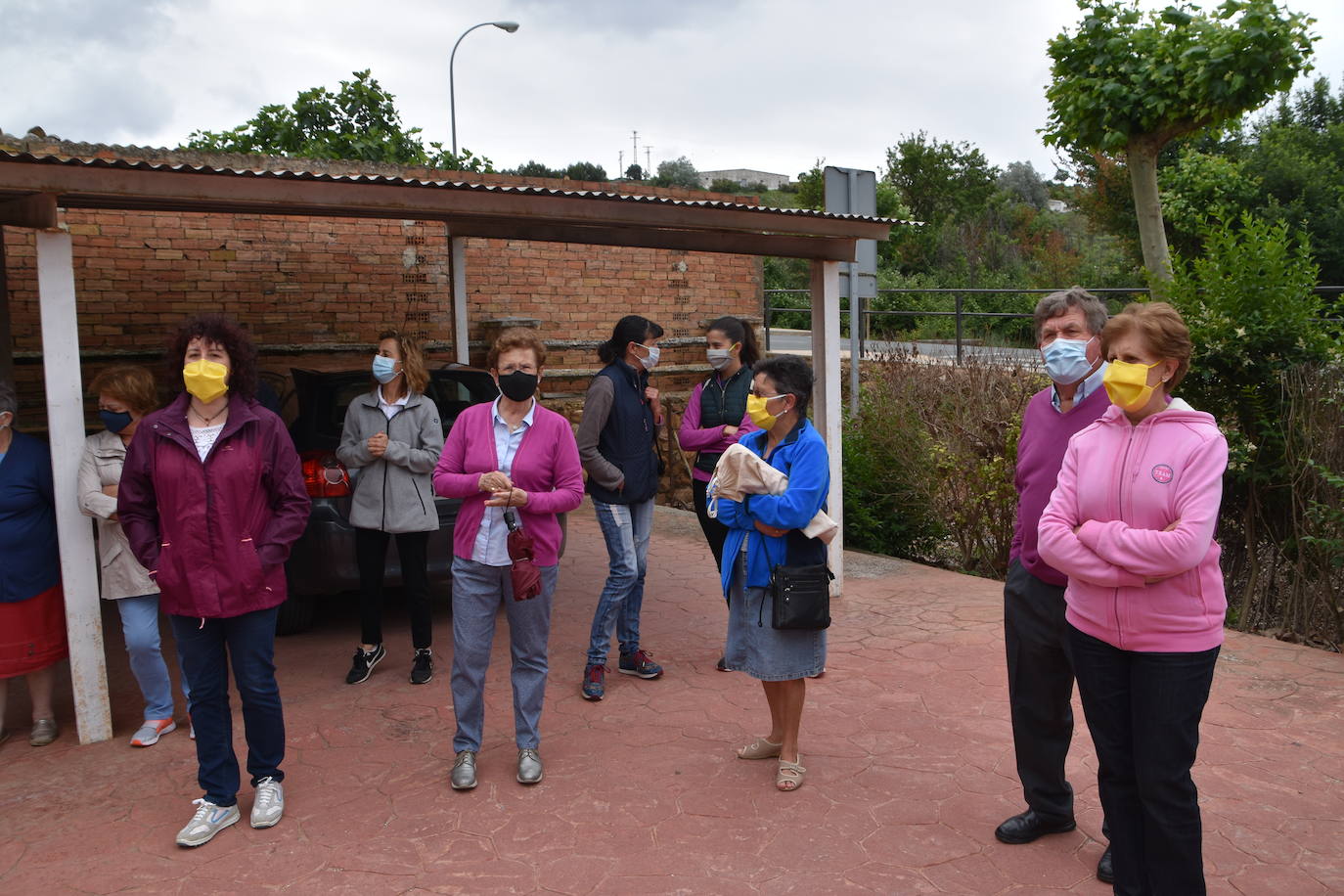 Un numeroso grupo de vecinos de Ausejo se ha concentrado frente al consultorio médico para mostrar su apoyo a los sanitarios y su repulsa a las agresiones sufridas contra el médico y el enfermero del centro de salud.