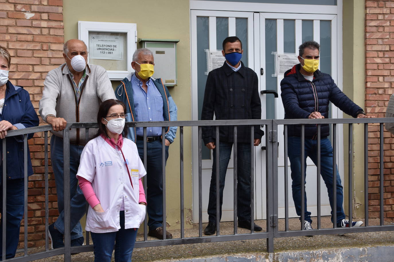 Un numeroso grupo de vecinos de Ausejo se ha concentrado frente al consultorio médico para mostrar su apoyo a los sanitarios y su repulsa a las agresiones sufridas contra el médico y el enfermero del centro de salud.