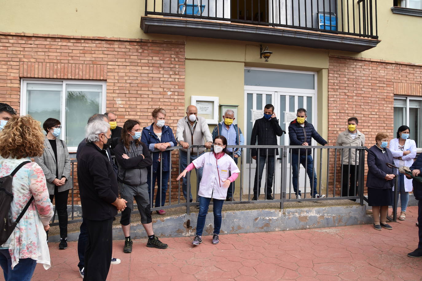 Un numeroso grupo de vecinos de Ausejo se ha concentrado frente al consultorio médico para mostrar su apoyo a los sanitarios y su repulsa a las agresiones sufridas contra el médico y el enfermero del centro de salud.