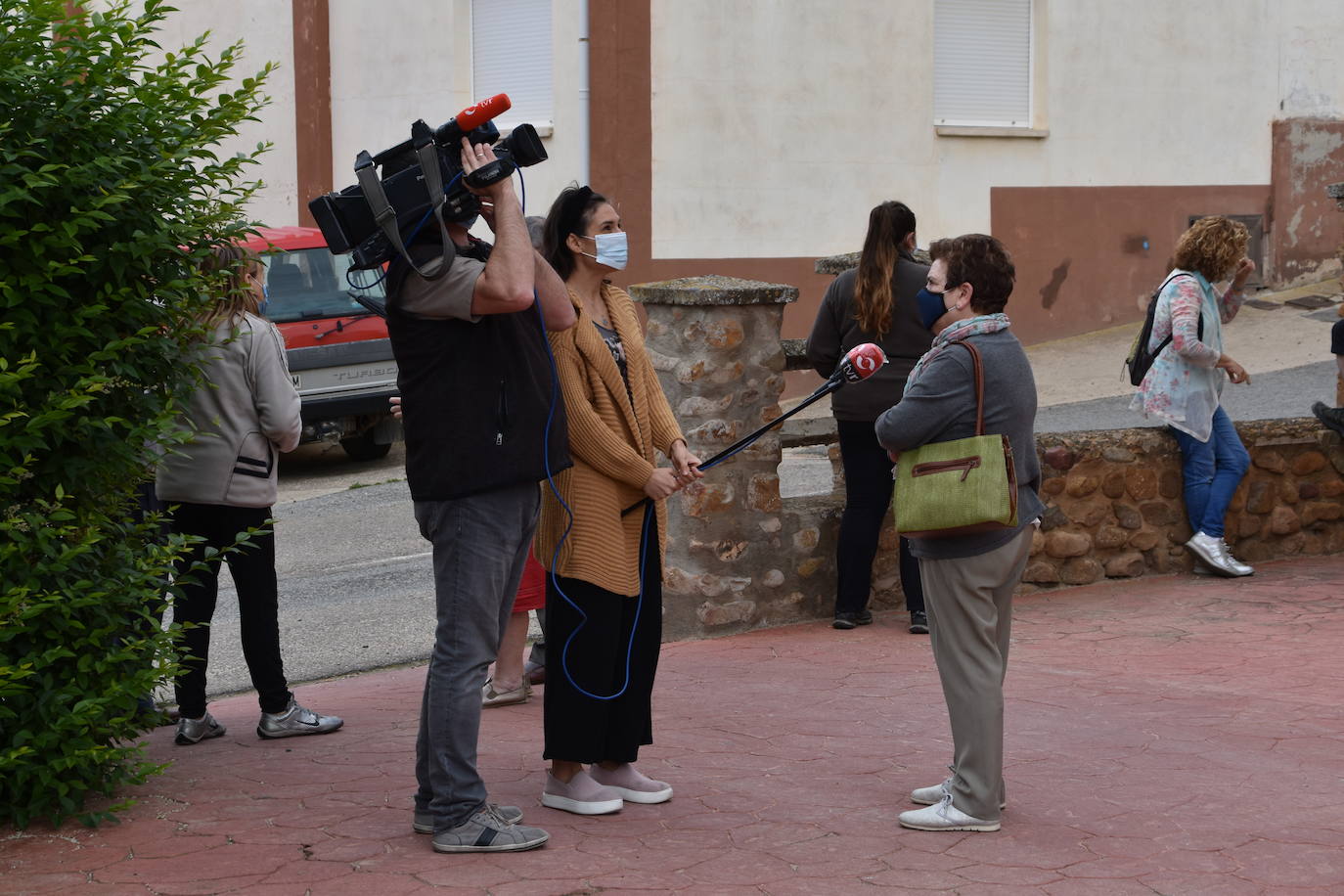 Un numeroso grupo de vecinos de Ausejo se ha concentrado frente al consultorio médico para mostrar su apoyo a los sanitarios y su repulsa a las agresiones sufridas contra el médico y el enfermero del centro de salud.