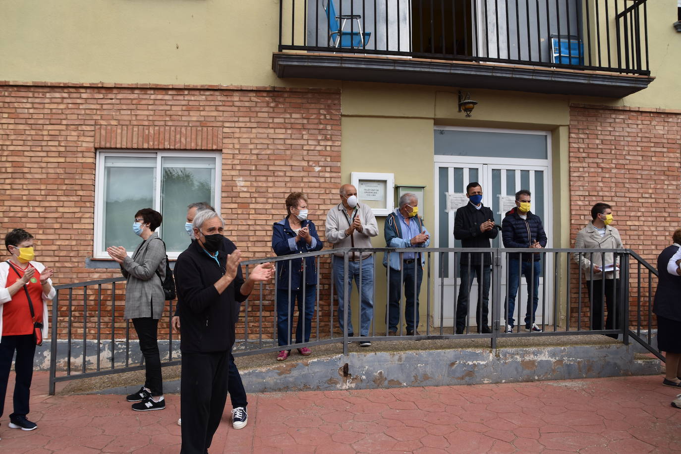 Un numeroso grupo de vecinos de Ausejo se ha concentrado frente al consultorio médico para mostrar su apoyo a los sanitarios y su repulsa a las agresiones sufridas contra el médico y el enfermero del centro de salud.
