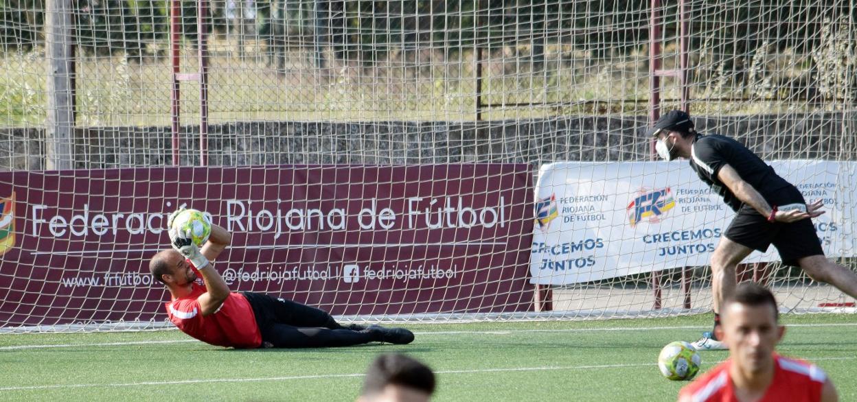 Isusko Etxebarria lanza un balón a Rubén Miño durante un entenamiento.