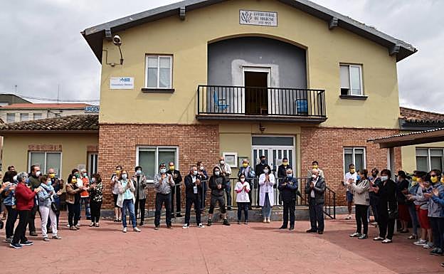 Concentración en Ausejo para protestar por las agresiones a los sanitarios