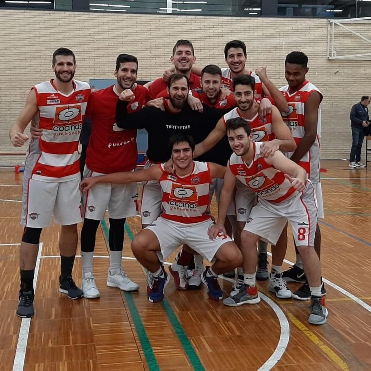 El Logrobasket celebra un triunfo durante la pasada campaña. 
