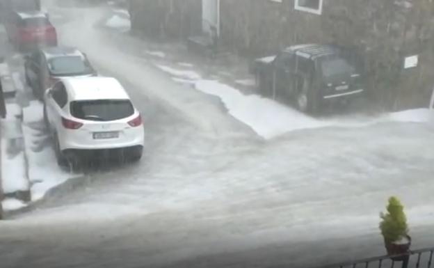 Las calles de San Román se convierten en un río y el Leza, en chocolate