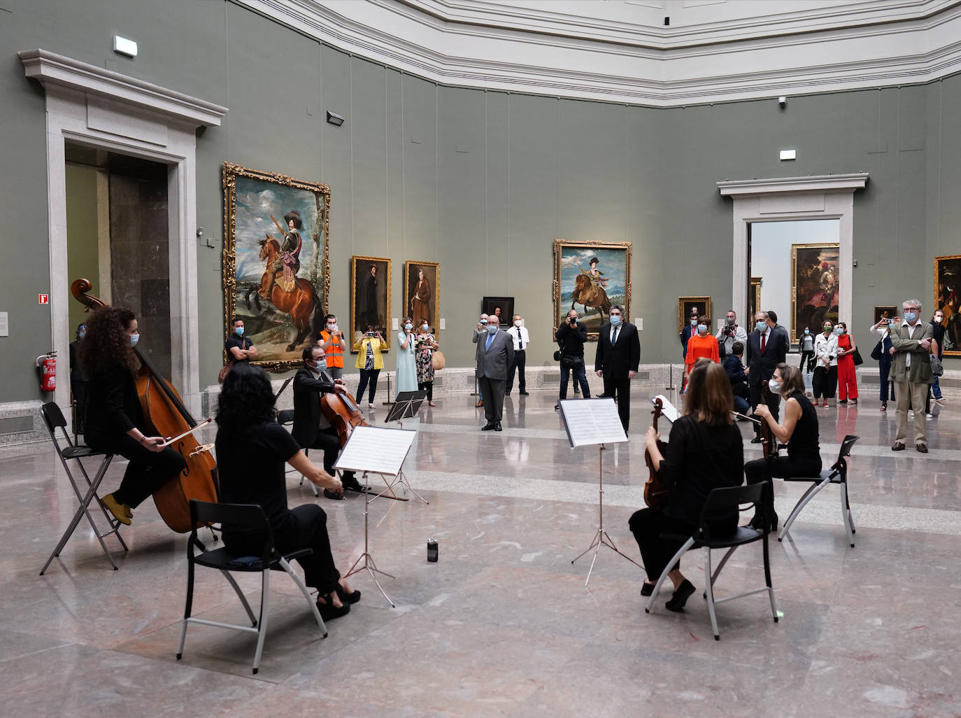 Colas en la fachada del Museo Nacional del Prado.