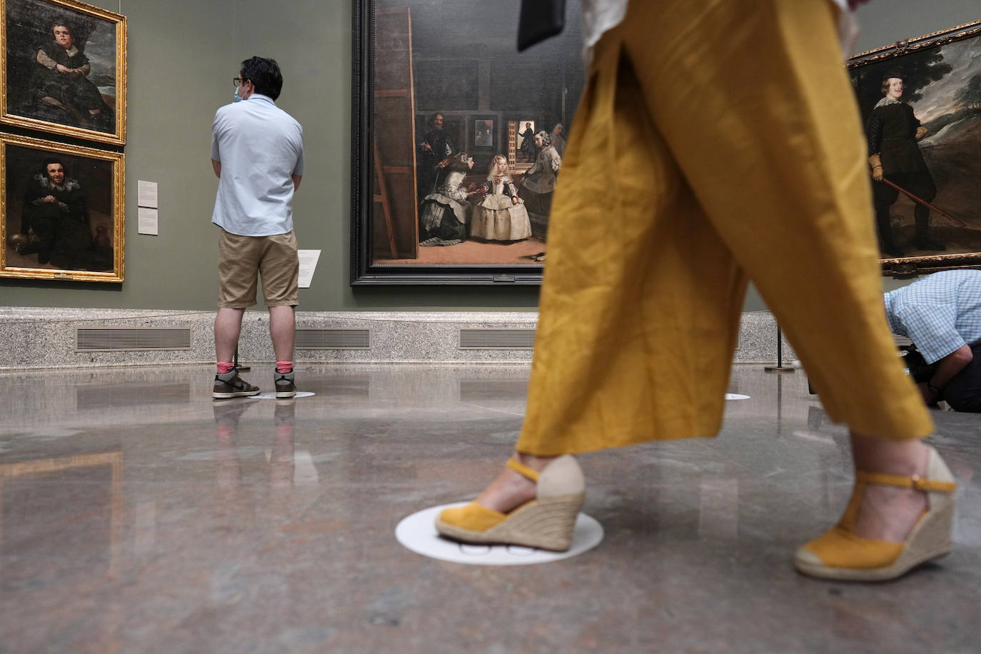 Colas en la fachada del Museo Nacional del Prado.